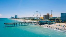 La playa de Carolina del Sur, Estados Unidos, que tiene arenas blancas y aguas celestes.