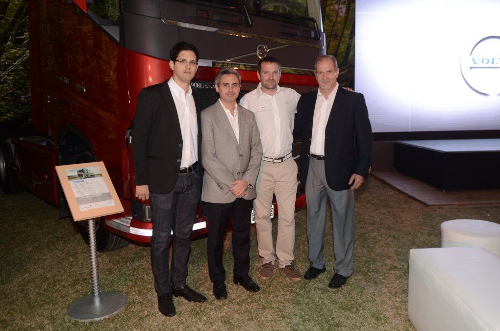 En caravana llegaron los camiones Volvo