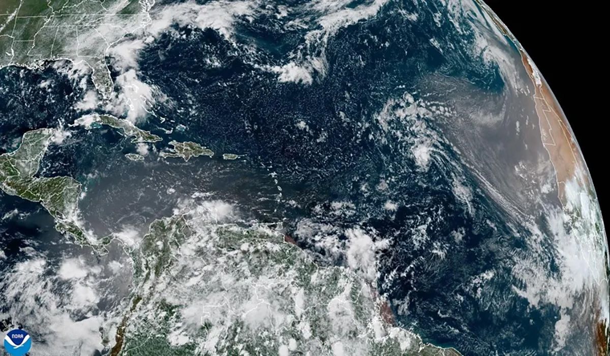 Fotografía satelital cedida que muestra el estado del clima en el Atlántico, donde se espera que suba la actividad de las tormentas tropicales. Crédito: EFE/ NOAA-NHC.