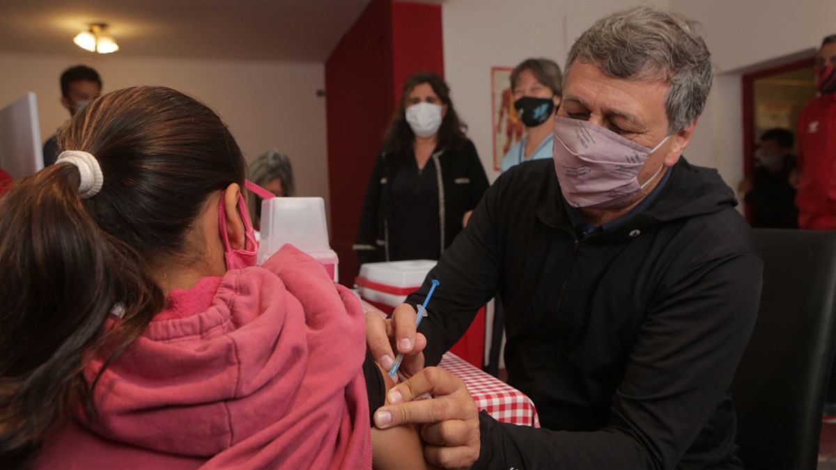 Comenzó la vacunación contra el Covid en estadios mendocinos