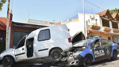 Los delincuentes se hicieron pasar por operarios de una telefóniica para ingresar a la casa de dos ancianos y un vecino llamó a la policía que logró detener a dos sujetos
