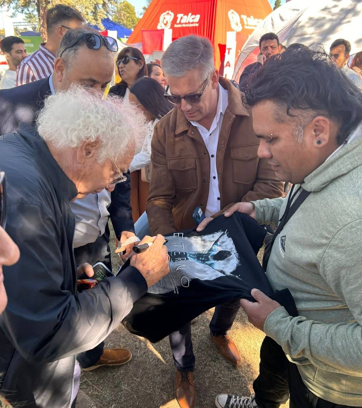 Guillermo Cóppola fue furor en la Fiesta de la Ganadería. En la foto junto a su amigo, el intendente de Alvear, Alejandro Molero. Guillermo Cóppola fue furor en la Fiesta de la Ganadería. En la foto junto a su amigo, el intendente de Alvear, Alejandro Molero.