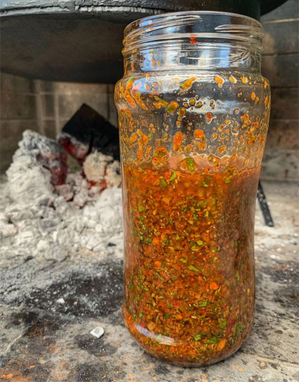 La mezcla de especias, verduras, aceite y vinagre, hacen de esta receta un chimichurri para chuparse los dedos. La mezcla de especias, verduras, aceite y vinagre, hacen de esta receta un chimichurri para chuparse los dedos.