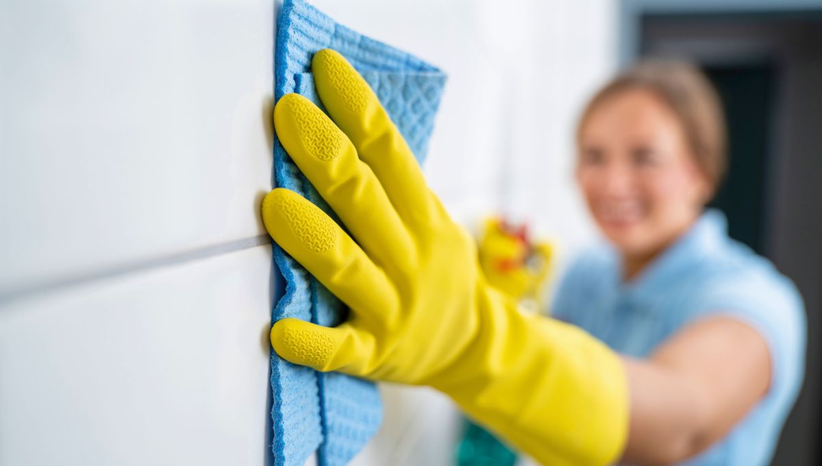 Limpia las manchas en las paredes y techos de la casa apenas ocurran. Limpia las manchas en las paredes y techos de la casa apenas ocurran. 