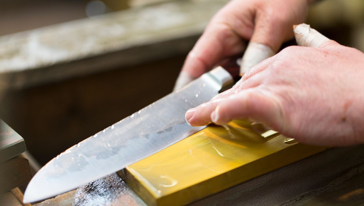 El cuchillo puede afilarse usando la base de una taza sin esmaltar. El cuchillo puede afilarse usando la base de una taza sin esmaltar. 