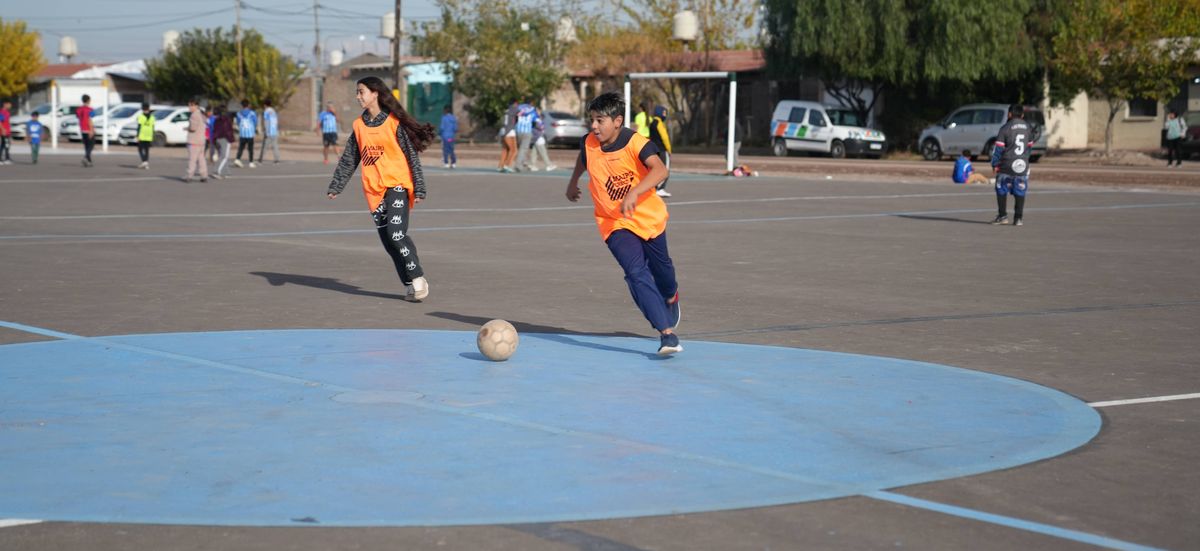 Desde el primer momento, vecinos, niños y familias del Barrio El Pedregal se apropiaron del nuevo playón deportivo, transformándolo en un espacio de encuentro, juego y participación comunitaria Desde el primer momento, vecinos, niños y familias del Barrio El Pedregal se apropiaron del nuevo playón deportivo, transformándolo en un espacio de encuentro, juego y participación comunitaria
