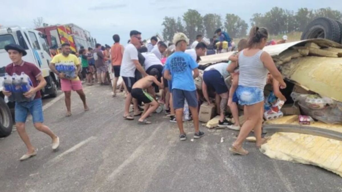 Un grupo de saqueadores aprovechó un trágico accidente para robar alimentos y bebidas.