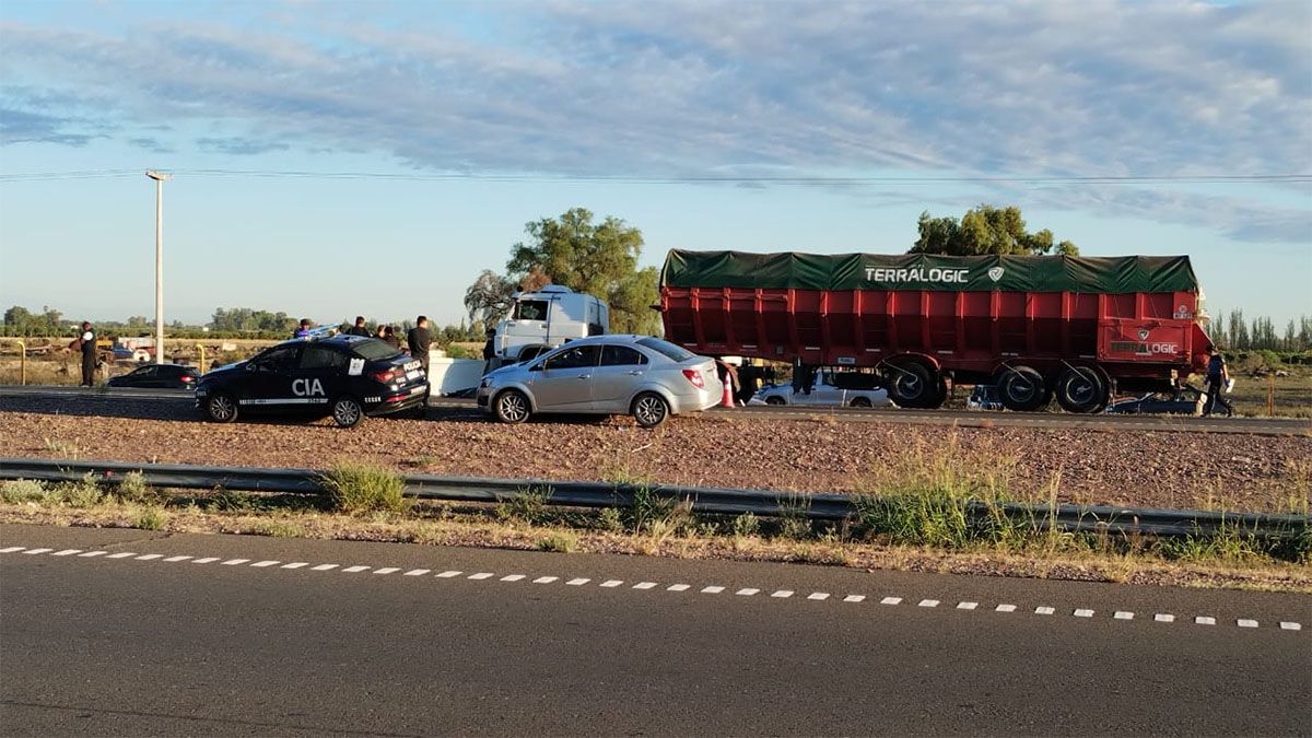 El cuerpo del motociclista quedó en parte sobre la calzada de la Ruta 7. Foto: Matías Pascualetti/ Radio Nihuil.