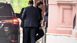 Javier Milei ingresa a Casa Rosada durante la mañana de este lunes.