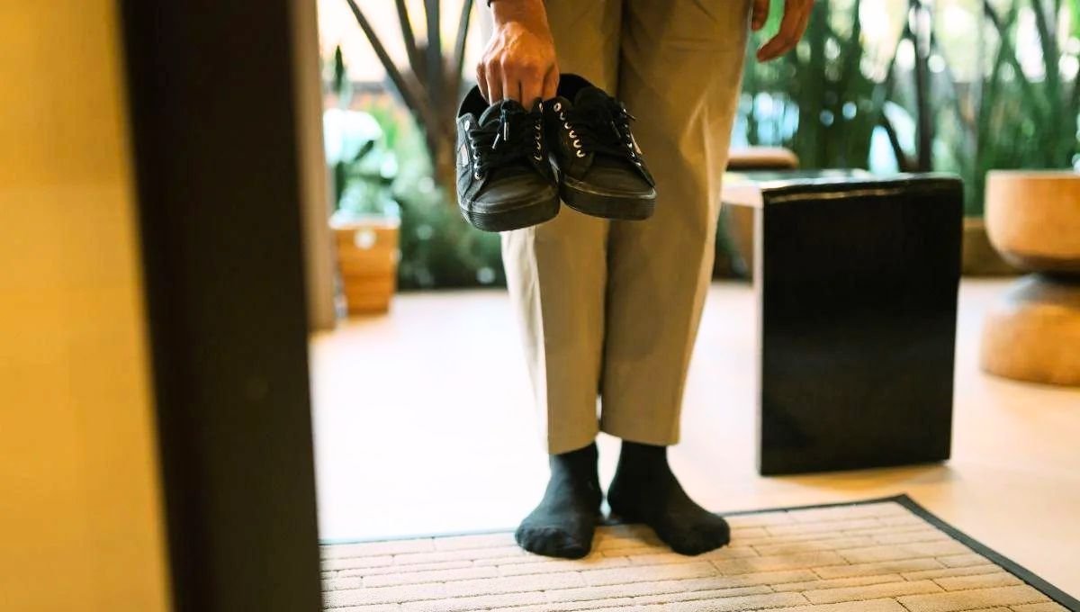 La costumbre de quitarse los zapatos al llegar a casa es una tradición milenaria