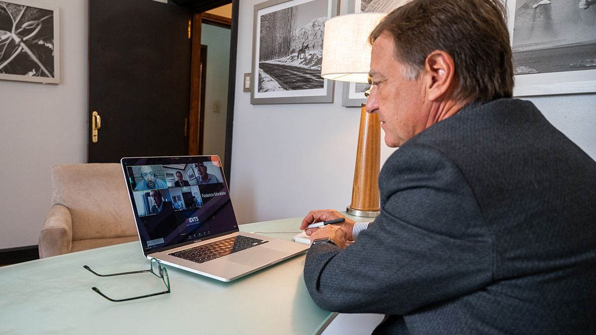 El gobernador Rodolfo Suarez parece encarnar un tipo escandinavo de hacer política. ¿Usted, lector, cree que le sale?