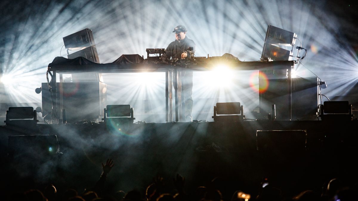 El "cura DJ" durante su show en Mendoza.