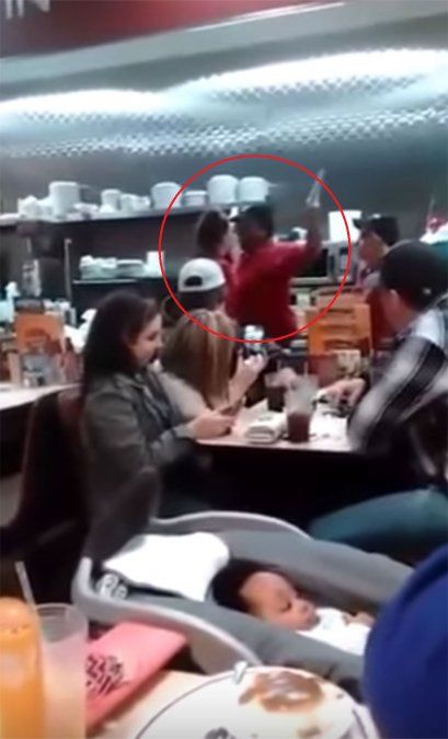 Video: empleadas de restaurante se pelearon brutalmente frente a todos
