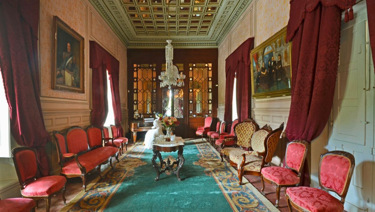 El Palacio San José tenía 38 habitaciones, tres patios, dos grandes jardines, una capilla y hasta un lago artificial. El Palacio San José tenía 38 habitaciones, tres patios, dos grandes jardines, una capilla y hasta un lago artificial. 