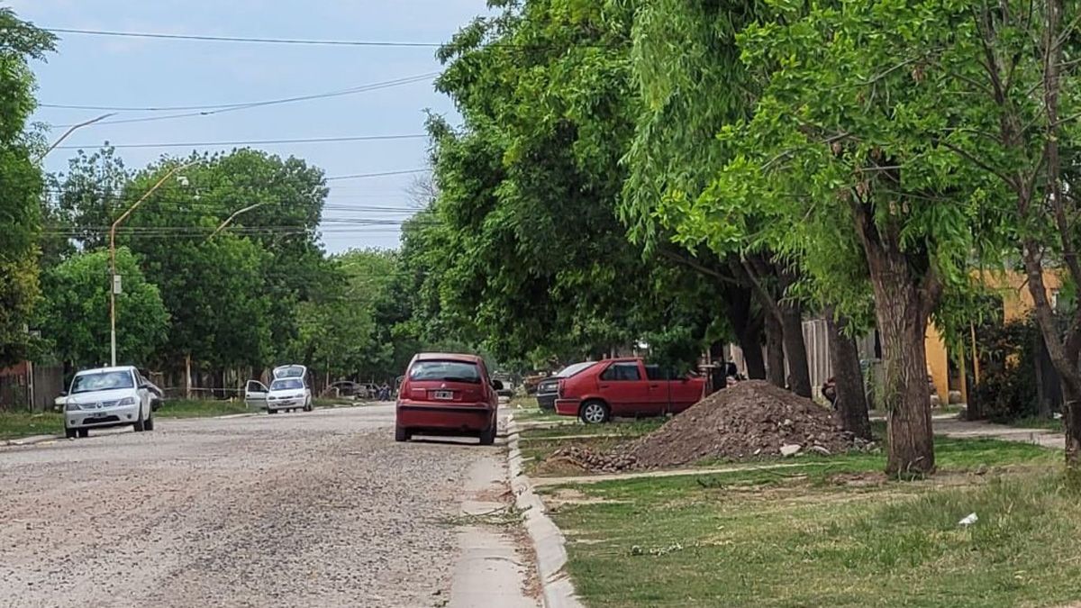 En una de las viviendas de esta calle, en Carcarañá, se produjo el femicidio y el atacante, que huyó en bicicleta, permanece prófugo