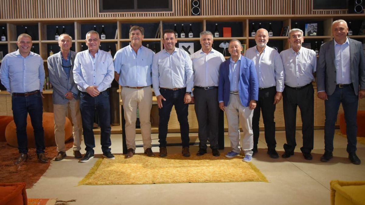 Tras la firma de Andraos, las otras nueve se realizaron en Tupungato, en un encuentro entre intendentes y el director de la DGE, Tadeo García Zalazar. Tras la firma de Andraos, las otras nueve se realizaron en Tupungato, en un encuentro entre intendentes y el director de la DGE, Tadeo García Zalazar.