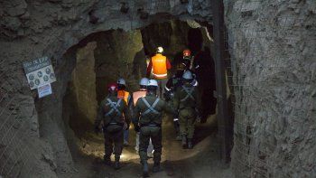 Rescataron a uno de los mineros atrapados a 70 metros y otro falleció