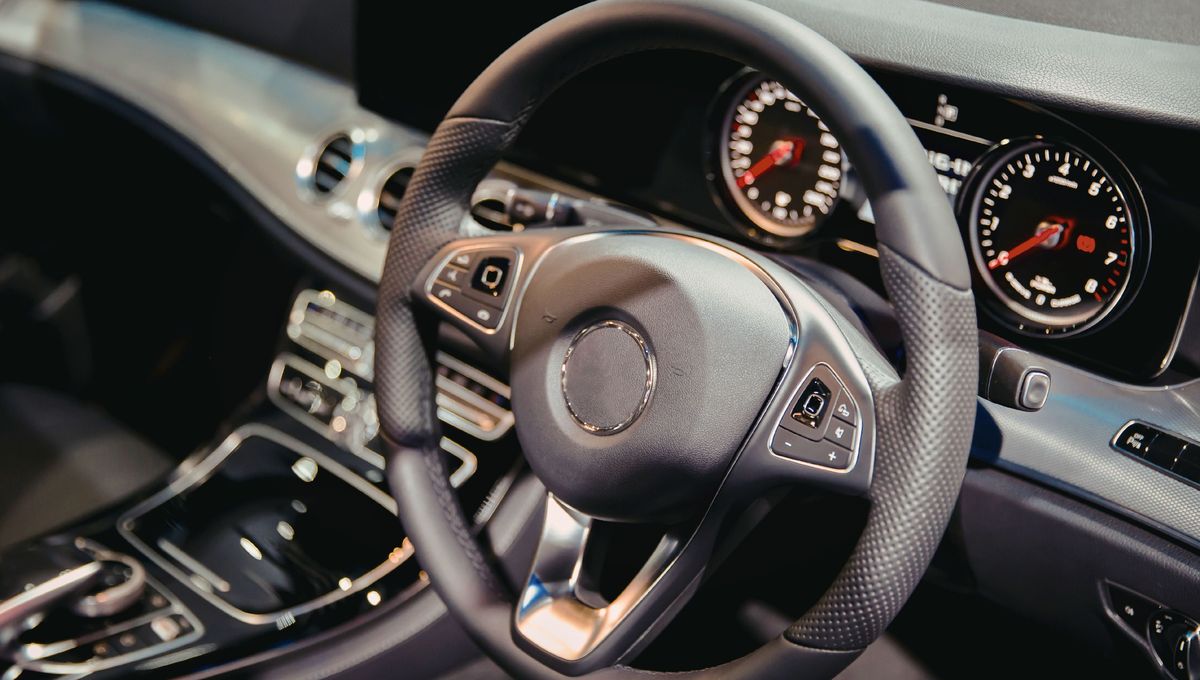 Este truco desengrasa, desinfecta y neutraliza el mal olor en el volante. Además, es económico y seguro. Este truco desengrasa, desinfecta y neutraliza el mal olor en el volante. Además, es económico y seguro.