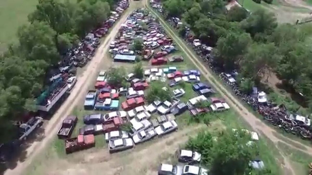 Por el robo, el policía fue condenado a tres años de prisión. Por el robo, el policía fue condenado a tres años de prisión. 