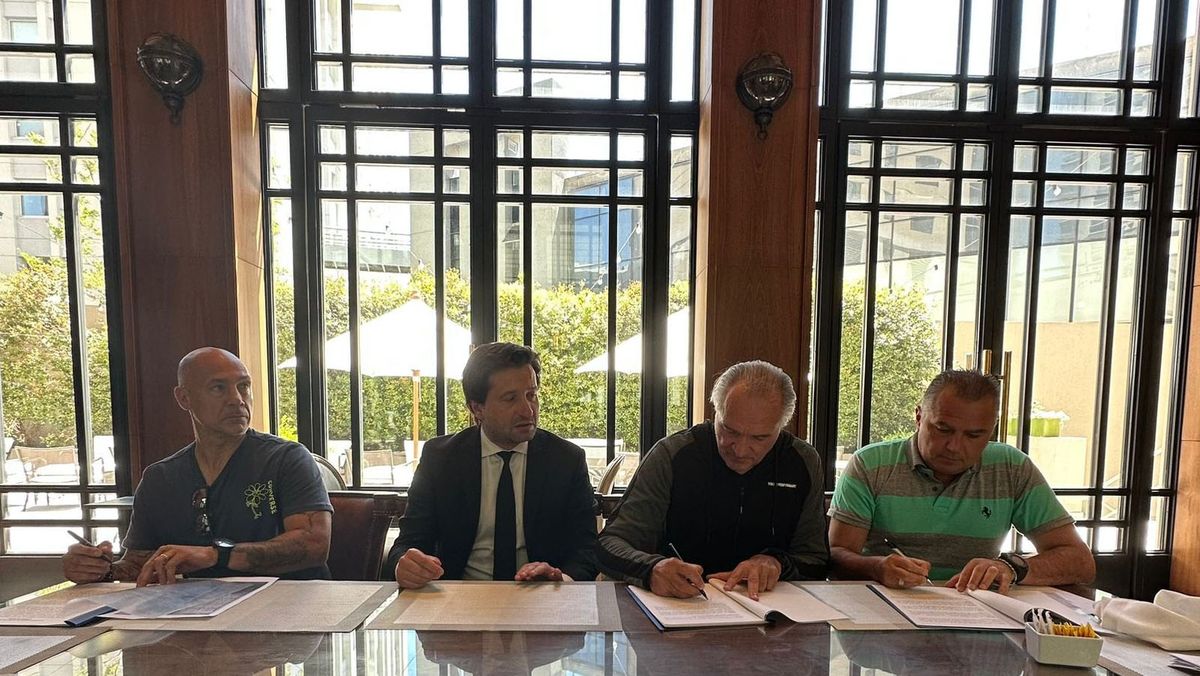 Germán Noce, Fernando Porretta y el profe Gustavo D' Ambrosio acompañan la firma de José María Bianco como DT de Gimnasia y Esgrima Germán Noce, Fernando Porretta y el profe Gustavo D' Ambrosio acompañan la firma de José María Bianco como DT de Gimnasia y Esgrima