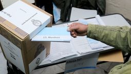 El radicalismo mueve fichas para eliminar las elecciones intermedias en Mendoza. El radicalismo mueve fichas para eliminar las elecciones intermedias en Mendoza.
