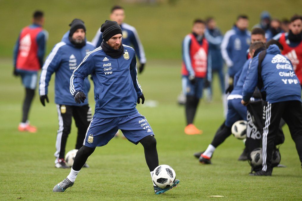 Messi está más afuera que adentro para el partido ante Italia