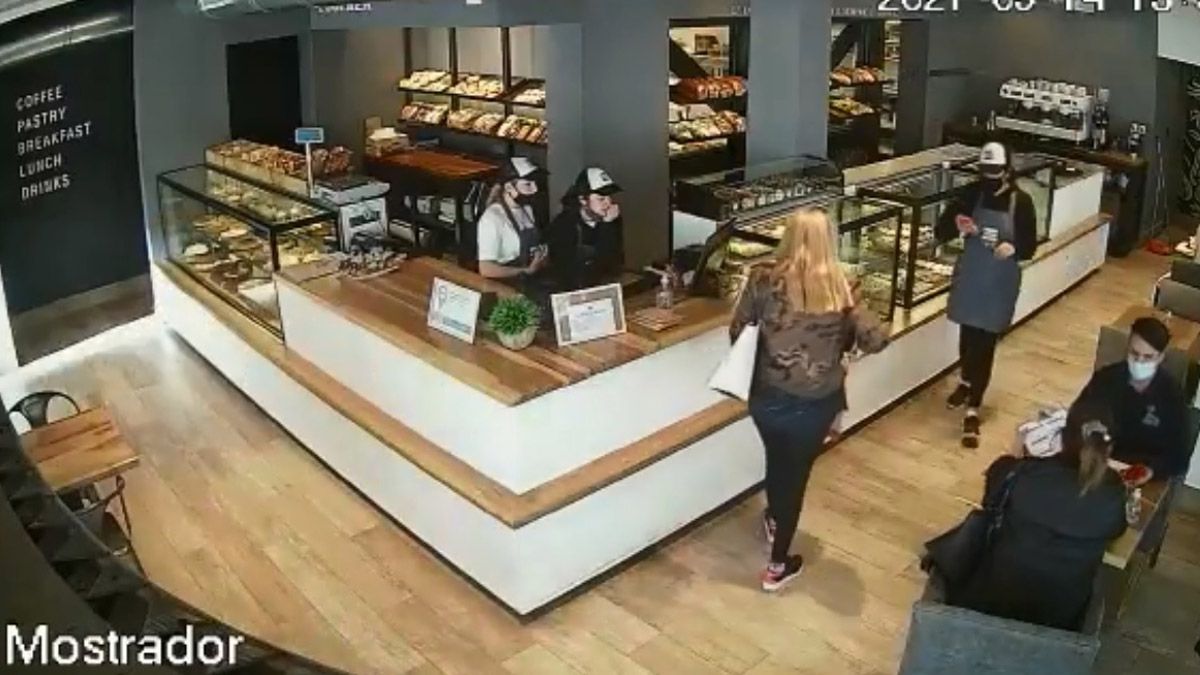 La pareja que aparece a la derecha d ela imagen fue protagonista de un rápido robo d euna computadora personal en un café de la Arístides