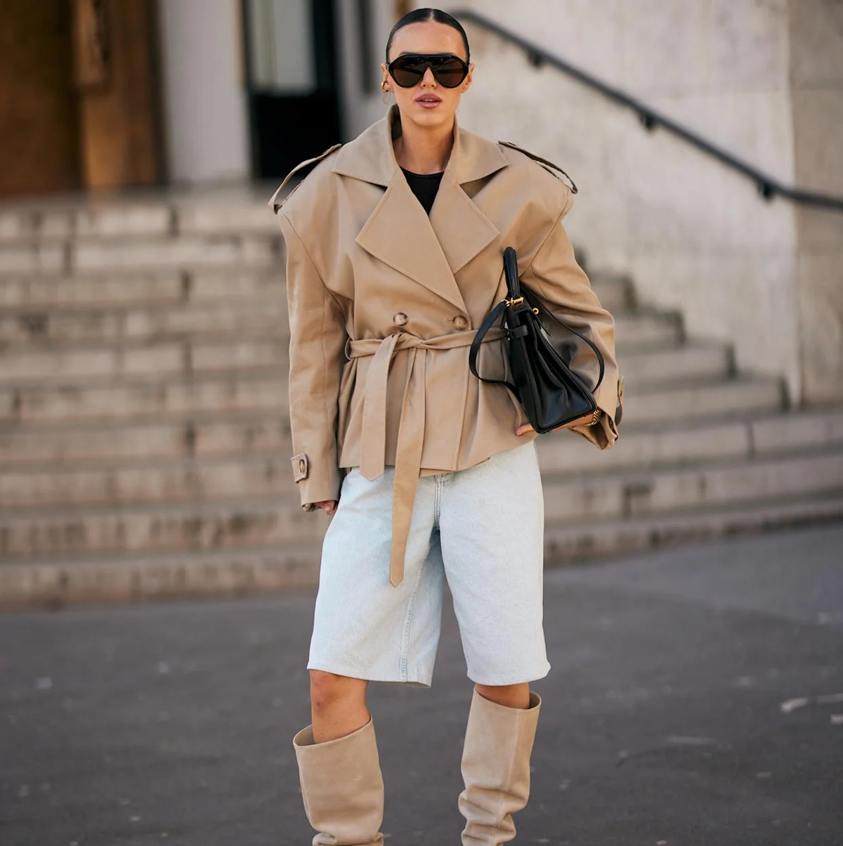 La combinación de bermudas con botas se adapta a cualquier look sofisticado. La combinación de bermudas con botas se adapta a cualquier look sofisticado.