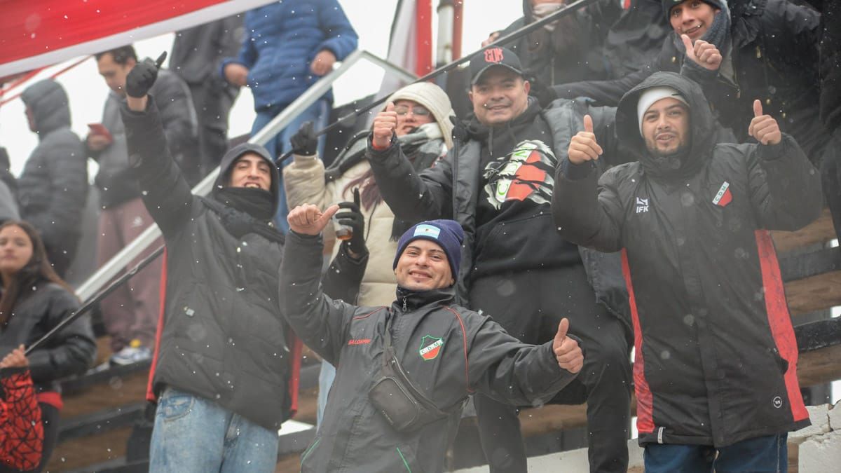 Los hinchas del Deportivo Maipú acompañaron al equipo en el duelo ante San Miguel pese a las bajas temperaturas. Foto: Martín Pravata/UNO.