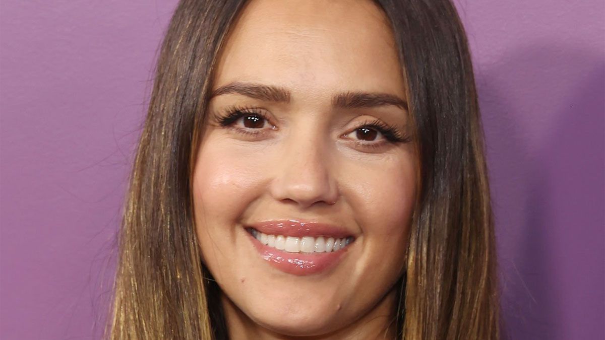 La actriz Jessica Alba interpreta a la oficial Parker en la película de Netflix.