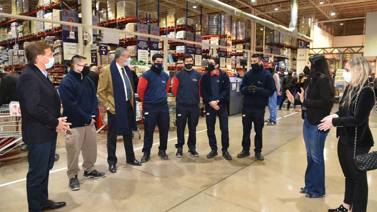 Trabajo en Mendoza: el gobernador Rodolfo Suarez junto al ministro Enrique Vaquié dialogan con un grupo de integrantes del programa.