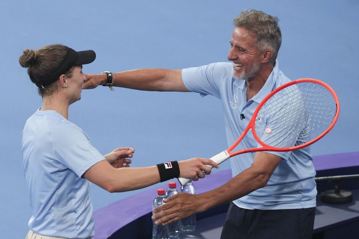 Nadia Podoroska celebrando con el capitán del equipo, Horacio de la Peña. Nadia Podoroska celebrando con el capitán del equipo, Horacio de la Peña.