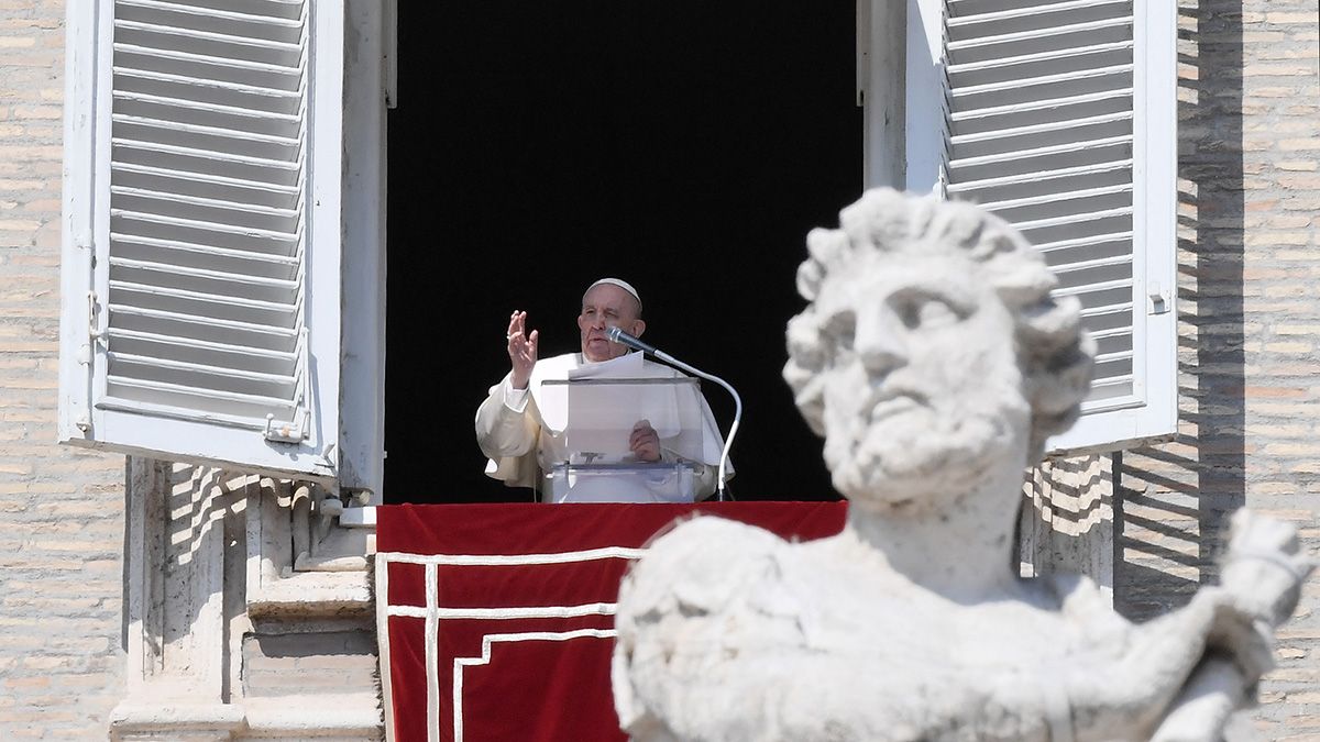 El papa Francisco, ante cientos de fieles en la plaza de San Pedro, condenó la guerra en Ucrania e imploró que cesen los ataques armados&nbsp;
