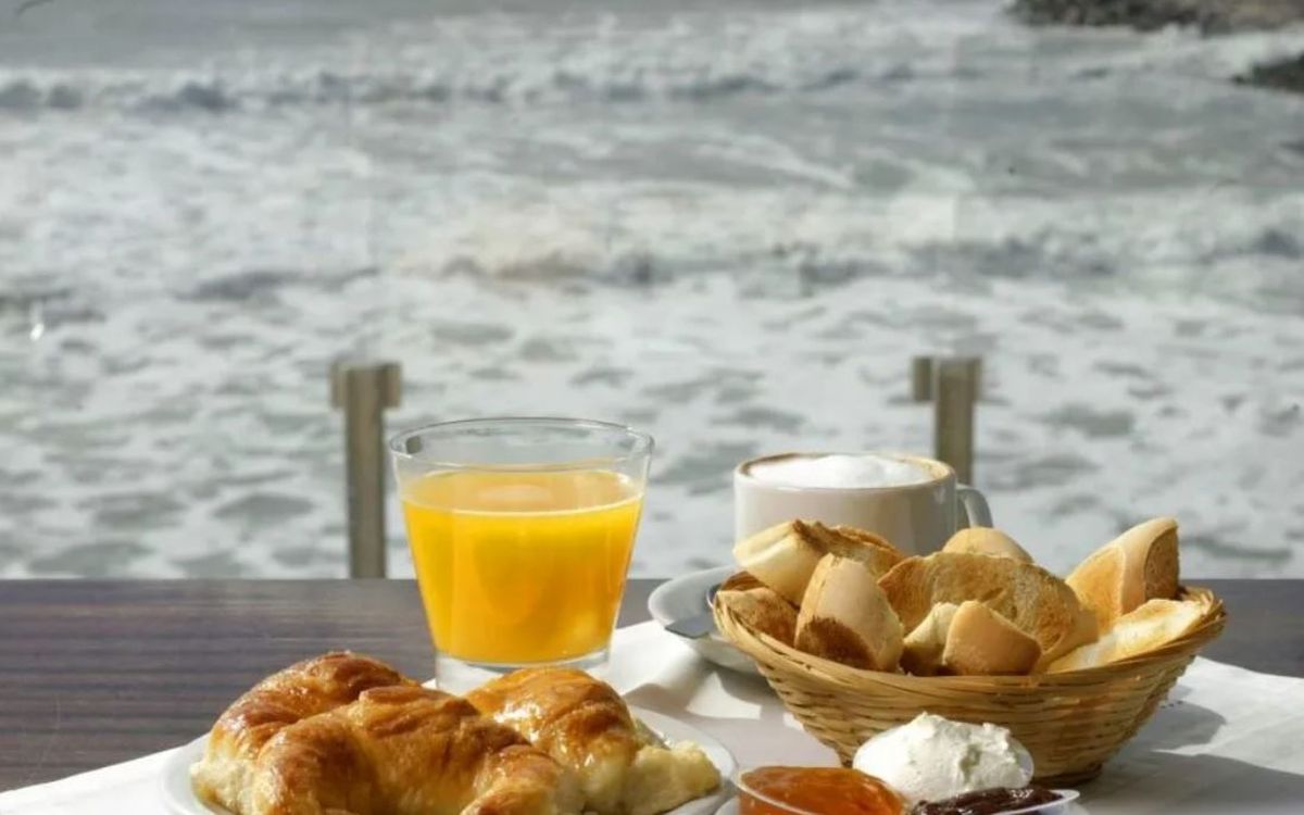 ¡Es un afano! Un robo: fue a desayunar a la costa y le cobraron 7 lucas.