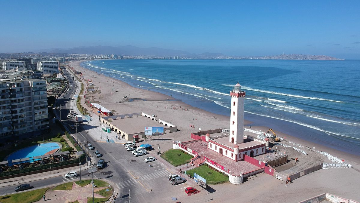 En las playas de La Serena se registraron varios robos de vehículos a turistas argentinos y eso obligó a las autoridades a asegurar que incrementarían los controles y la cantidad de carabineros recorriendo las playas. En las playas de La Serena se registraron varios robos de vehículos a turistas argentinos y eso obligó a las autoridades a asegurar que incrementarían los controles y la cantidad de carabineros recorriendo las playas.