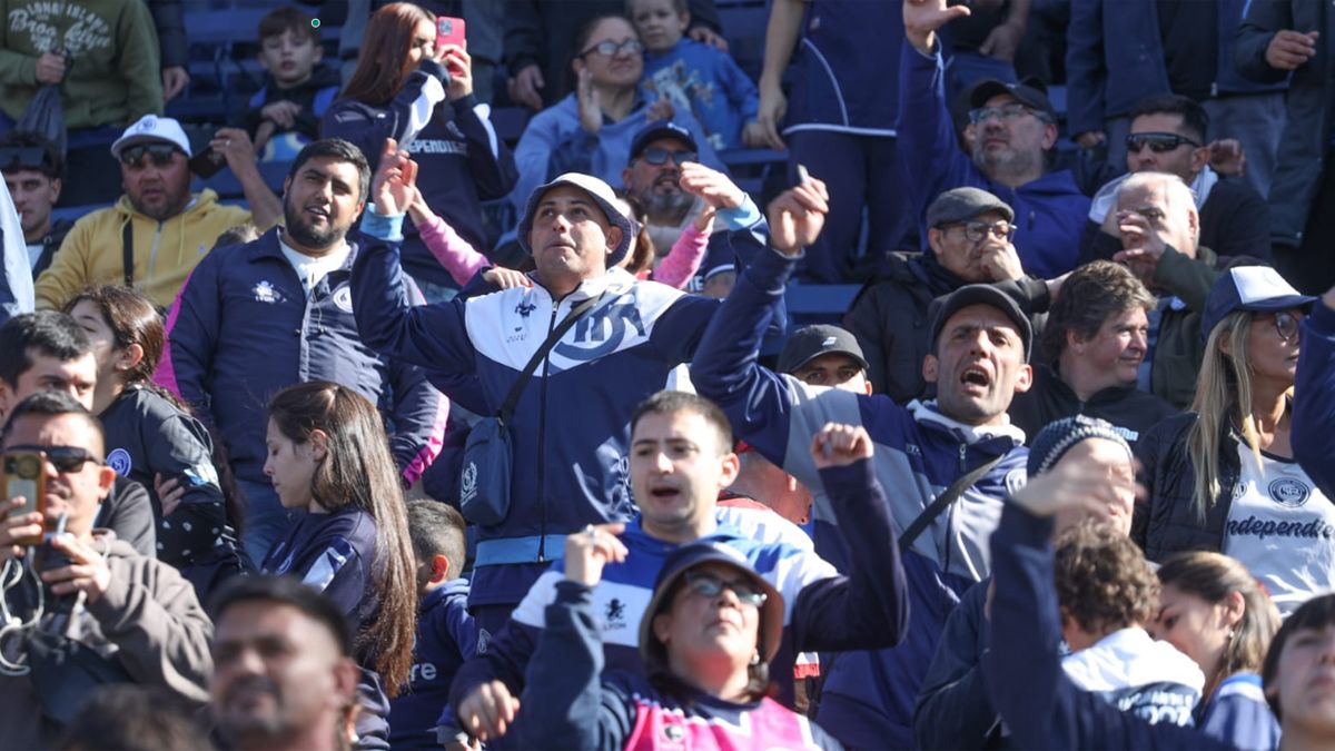 La platea alentó como lo hace habitualmente y festejó la victoria. La platea alentó como lo hace habitualmente y festejó la victoria.