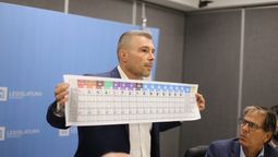El senador Diego Costarelli despliega el modelo que presentó el oficialismo. Se debatirá a principios de marzo.&nbsp;