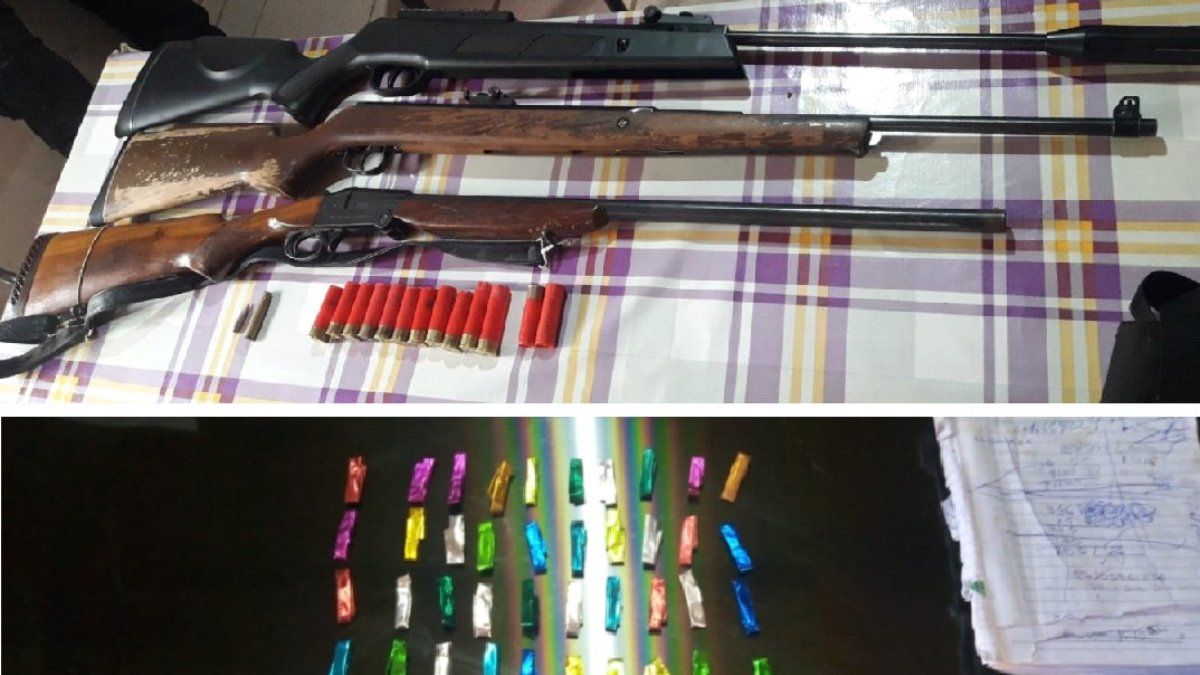 Las armas de fuegoy la droga que tenían los delincuentes.