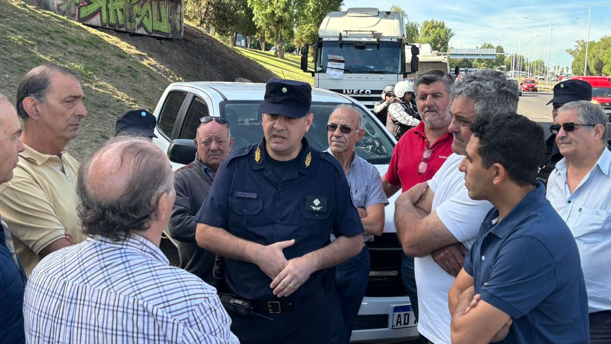 Camioneros protestan a un costado del Acceso Sur y Lamadrid por el incremento que propone el Gobierno en las alícuotas del impuesto automotor. Camioneros protestan a un costado del Acceso Sur y Lamadrid por el incremento que propone el Gobierno en las alícuotas del impuesto automotor.