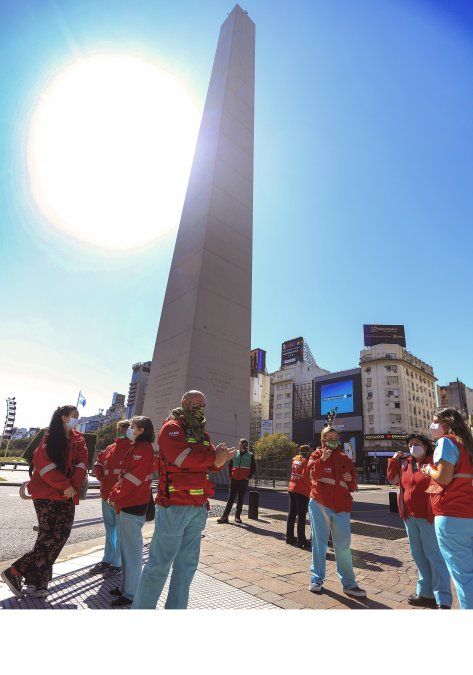 Más gente en las calles de CABA y concientización en el Obelisco por el coronavirus.