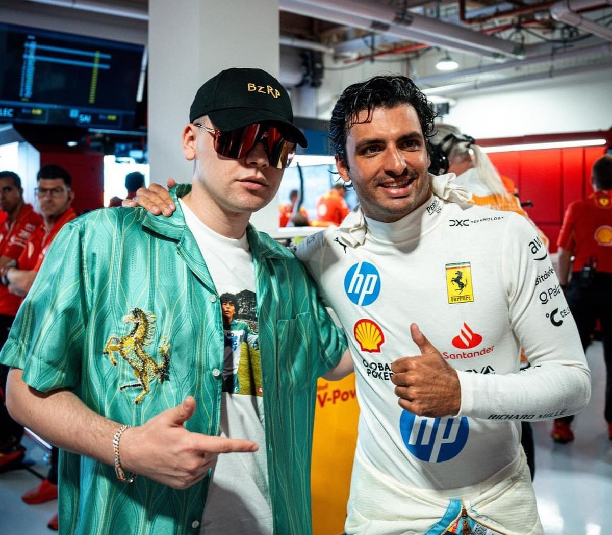 El productor argentino Bizarrap posó junto a Carlos Sainz con una remera de Maradona. El productor argentino Bizarrap posó junto a Carlos Sainz con una remera de Maradona. 
