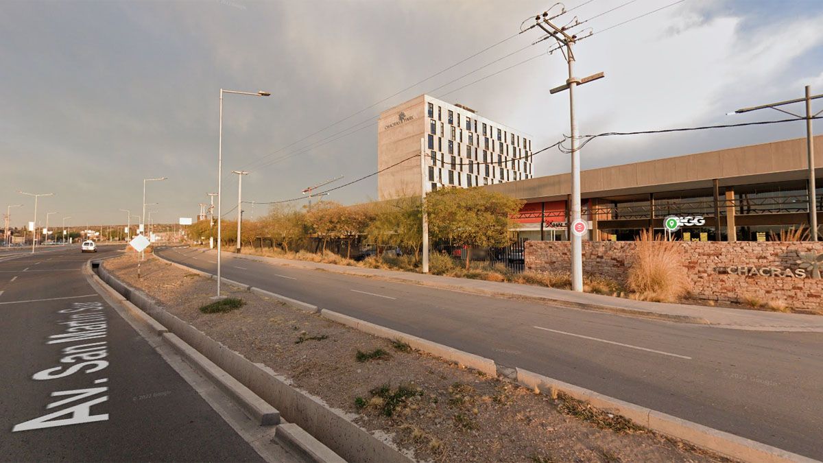 El policía estaba con amigos en el Chacras Park, y fue asaltado cuando salió a comprar.
