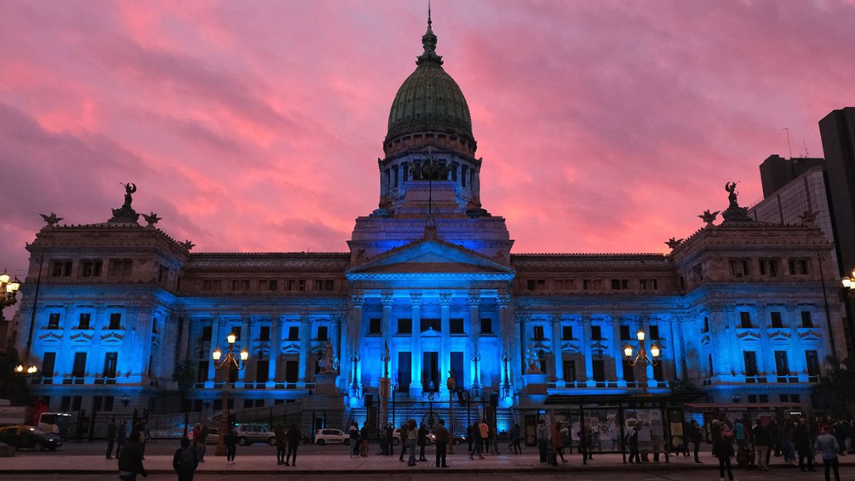 El Congreso se iluminó de azul con el propósito de promover el reconocimiento del Día de las Personas Sordas.