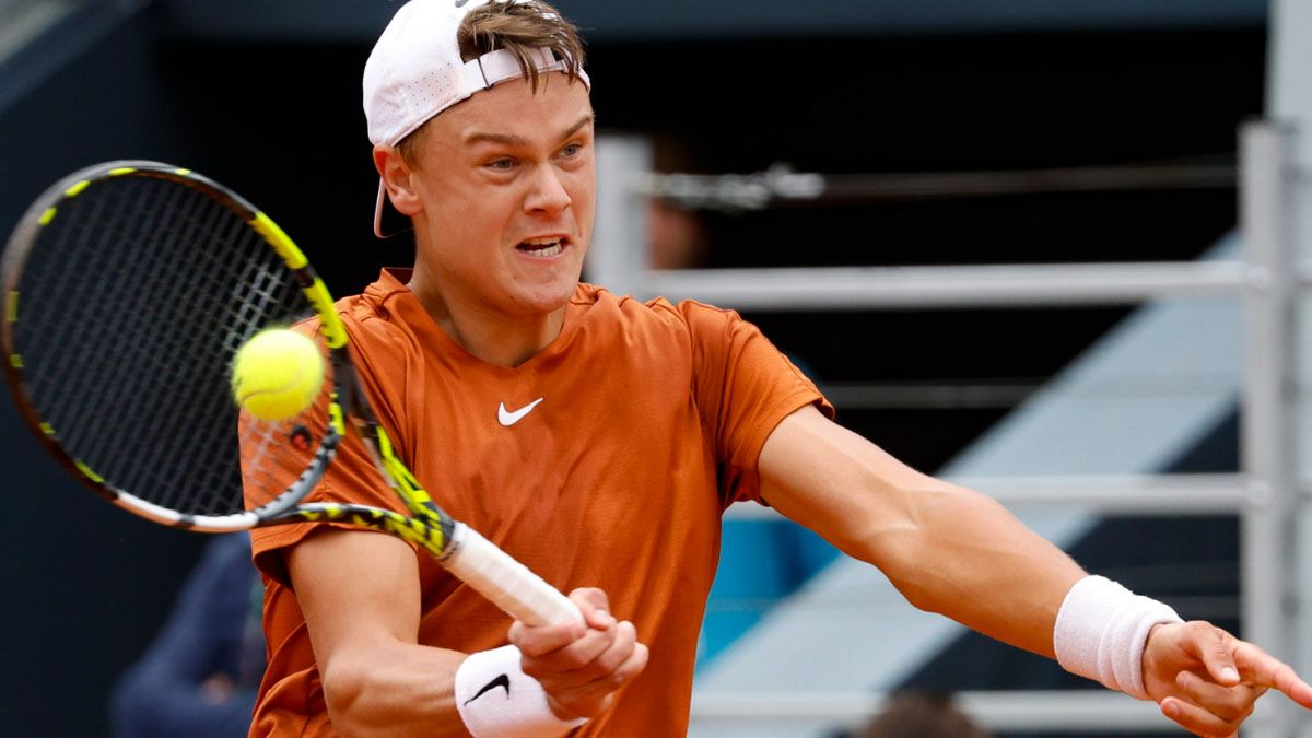 Rune batió a Djokovic en un duelo de generaciones