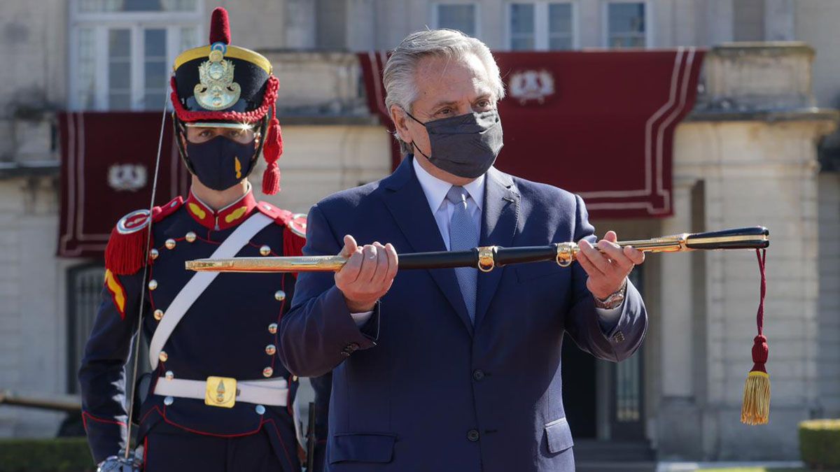 En el transcurso del acto, que se desarrolló en la Plaza Centenario, Rossi le entregó a Alberto Fernández&nbsp; una réplica del sable del general José de San Martín.