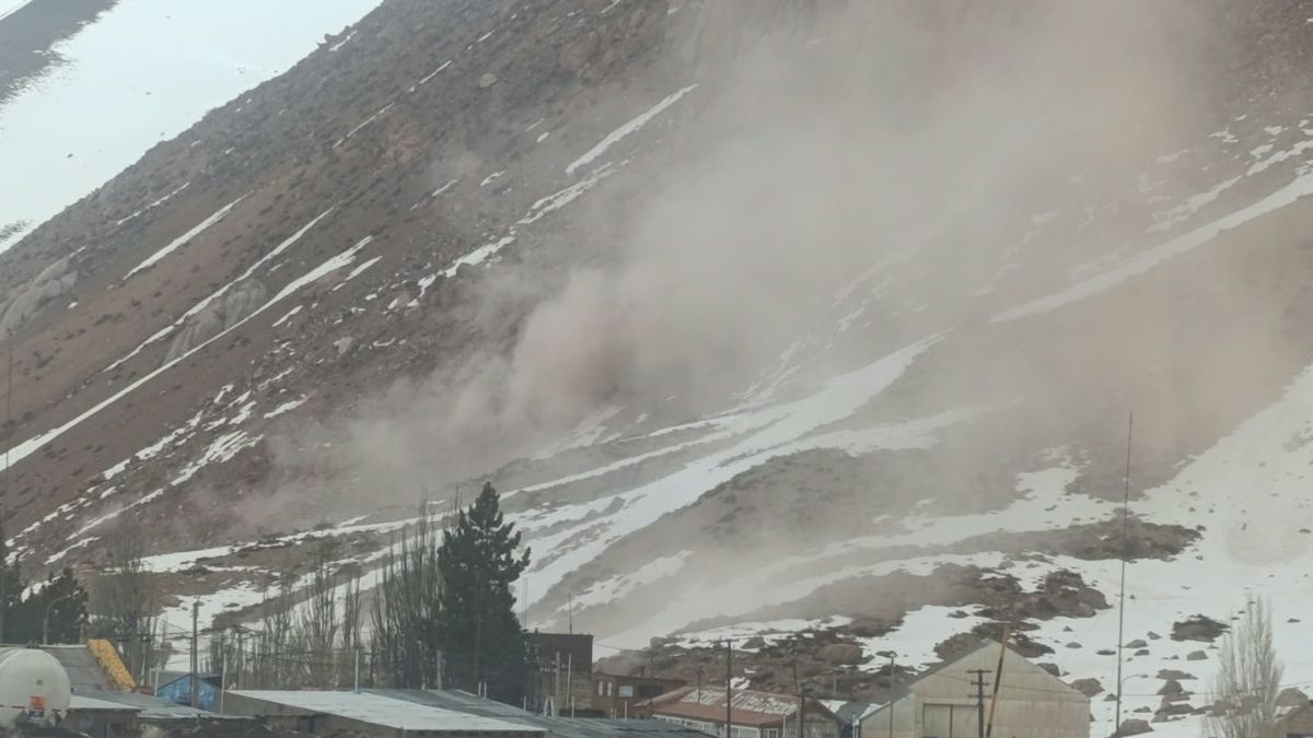 Nube de polvo producto del desplazamiento de piedras en Puente del Inca.