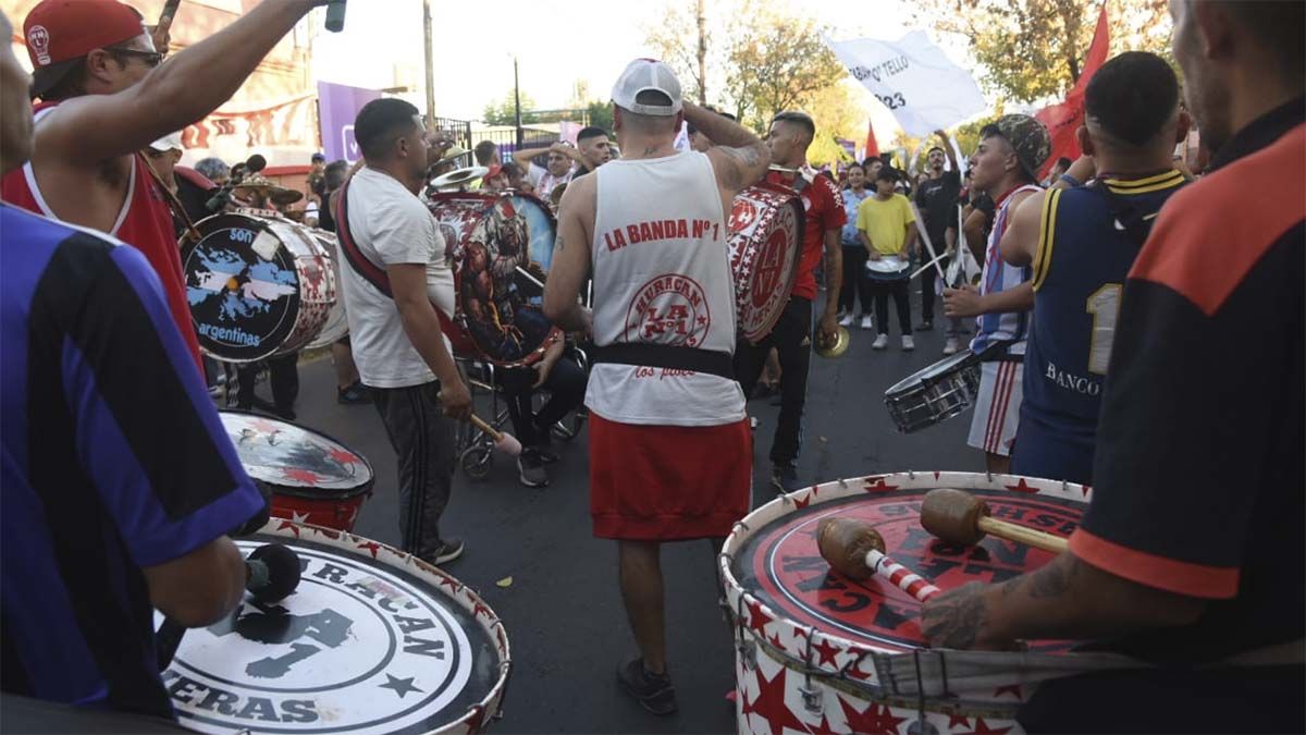 La hinchada de Huracán Las Heras acompañó la presentación de los dos candidatos de Cambia Mendoza en Las Heras.