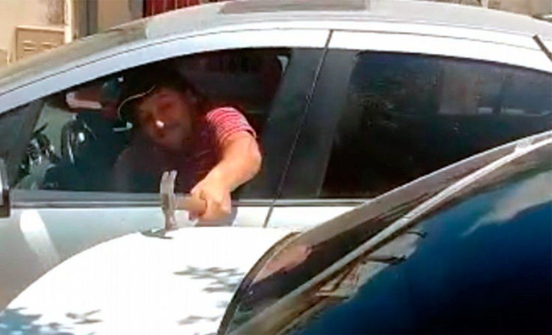 Violencia de género. Su ex le destrozó el auto a martillazos y la amenazó.