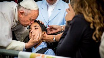 En Filadelfia, papa se detuvo para besar en la frente a un niño discapacitado