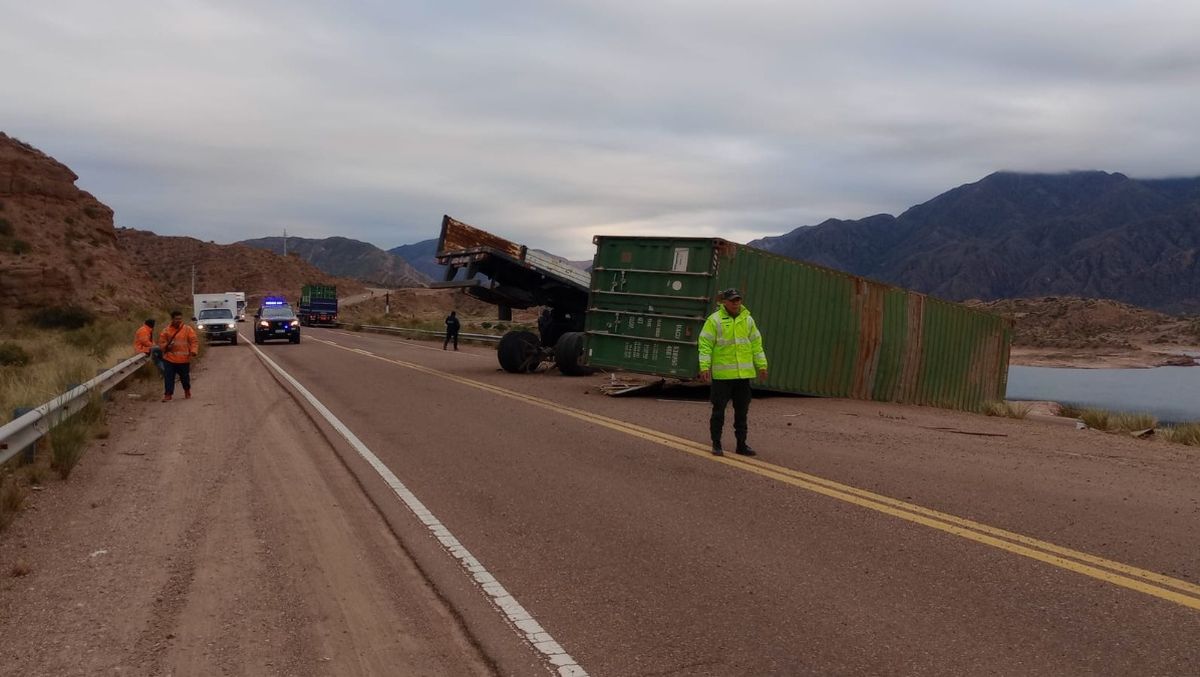 El panorama de la autovía en las inmediaciones de Potrerillos durante la mañana de este sábado. Se recomienda transitar con precaución. El panorama de la autovía en las inmediaciones de Potrerillos durante la mañana de este sábado. Se recomienda transitar con precaución.